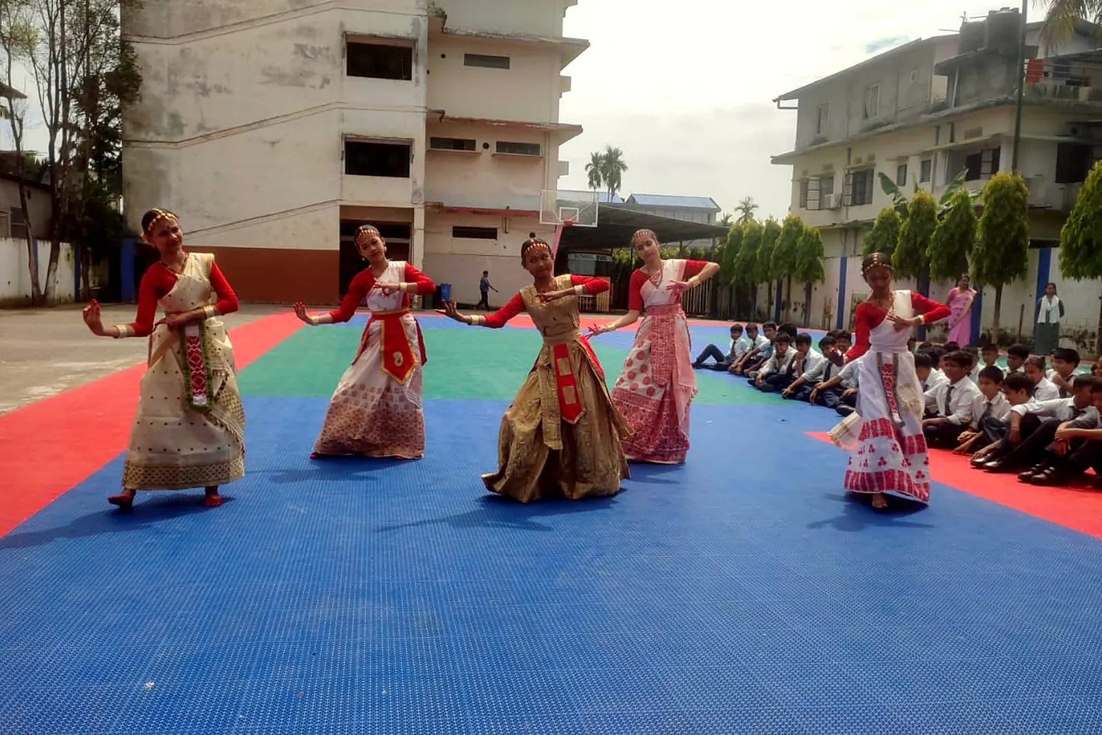 Dancers in mekhela sador